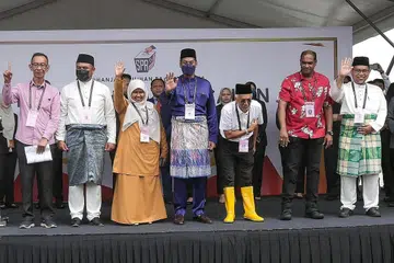 CALON BERTANDING: Encik Khairy Jamaluddin (empat dari kiri), yang sebelum ini penyandang kerusi Rembau, Negeri Sembilan, kini bertanding di Parlimen Sungai Buloh. - Foto FACEBOOK KHAIRY JAMALUDDIN