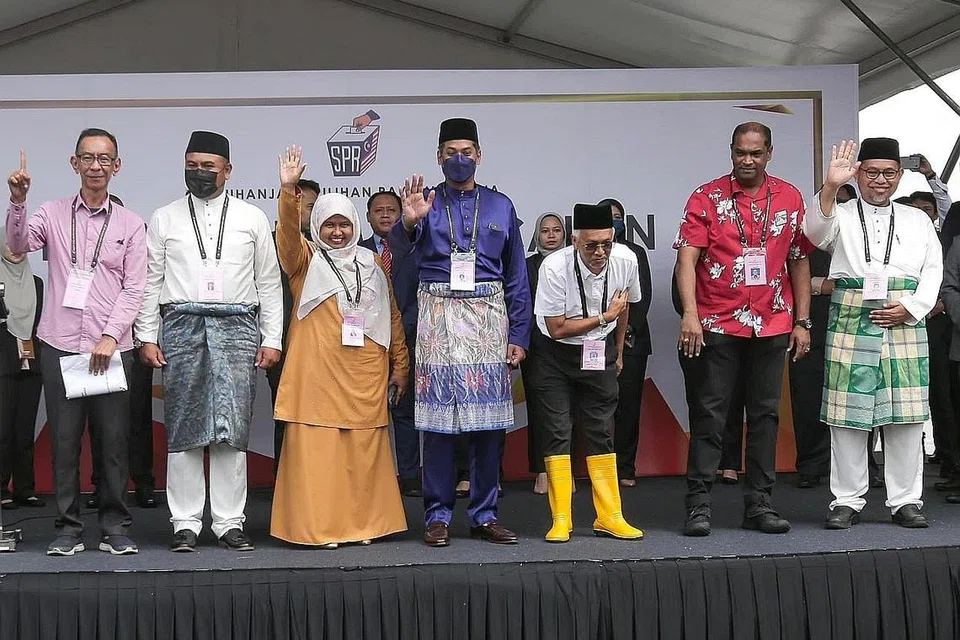 CALON BERTANDING: Encik Khairy Jamaluddin (empat dari kiri), yang sebelum ini penyandang kerusi Rembau, Negeri Sembilan, kini bertanding di Parlimen Sungai Buloh. - Foto FACEBOOK KHAIRY JAMALUDDIN