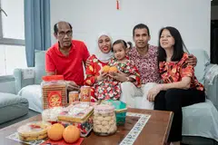 Encik Anish Edward Paraam (dua dari kanan), yang beragama Islam, rasa bertuah dapat menikmati keharmonian perayaan pelbagai kaum di Singapura termasuk Tahun Baru Cina yang disambut ibunya, Cik Choo Yoke May (kanan). Bersamanya ialah bapanya, Encik Sreerangam Paramanantham, dan isterinya, Cik Siti Rasyidah Mohamed Shariff serta anak mereka, Aisha Anish Paraam.