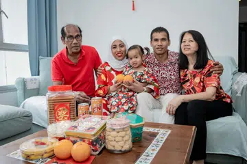 Encik Anish Edward Paraam (dua dari kanan), yang beragama Islam, rasa bertuah dapat menikmati keharmonian perayaan pelbagai kaum di Singapura termasuk Tahun Baru Cina yang disambut ibunya, Cik Choo Yoke May (kanan). Bersamanya ialah bapanya, Encik Sreerangam Paramanantham, dan isterinya, Cik Siti Rasyidah Mohamed Shariff serta anak mereka, Aisha Anish Paraam.