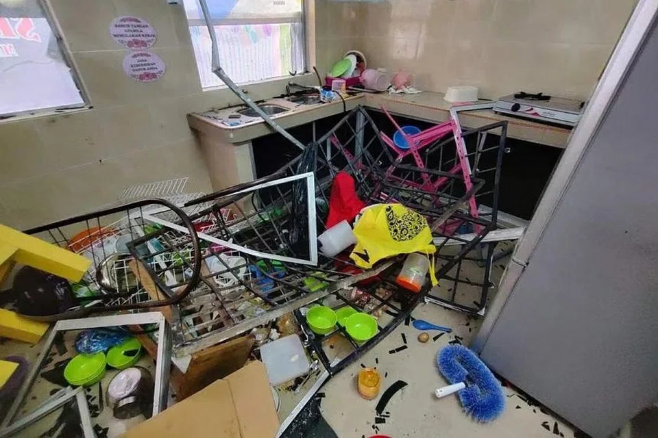 ROSAK: Sekumpulan gajah itu dilaporkan merosakkan tingkap dan jeriji bilik darjah serta dapur di sekolah itu.