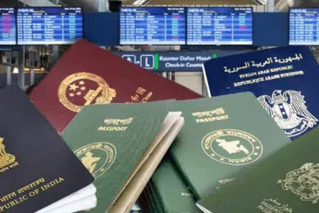 Seorang pegawai imigresen dikesan menyimpan 12 pasport asing dengan perbuatannya terbongkar ketika tidur pada waktu kerja di Lapangan Terbang Antarabangsa Kuala Lumpur (KLIA). 