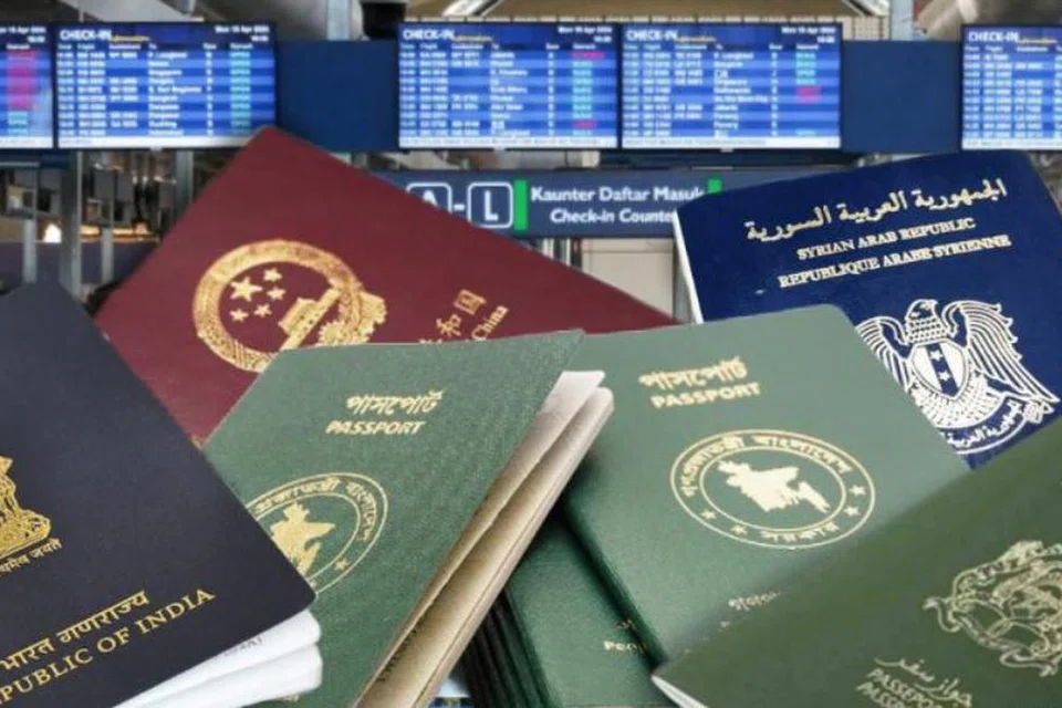 Seorang pegawai imigresen dikesan menyimpan 12 pasport asing dengan perbuatannya terbongkar ketika tidur pada waktu kerja di Lapangan Terbang Antarabangsa Kuala Lumpur (KLIA). 