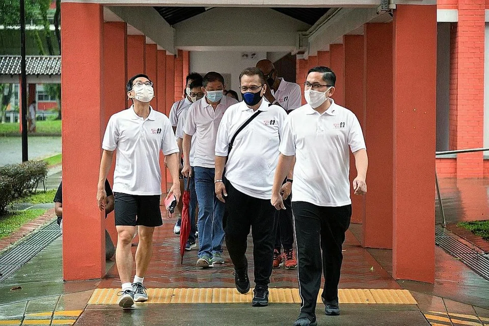 BANTU PENDUDUK: Encik Yam (kanan) menyertai penduduk berjalan mengumpul dana di bawah kempen North West Steps of Solidarity. - Foto CDC NORTH WEST