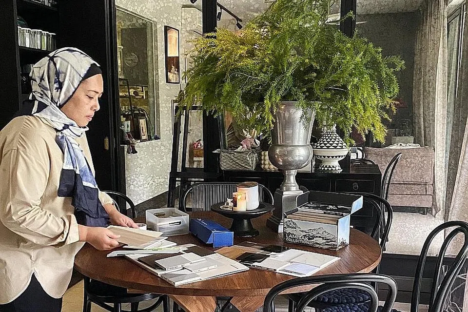 DAPAT JIMAT KOS: Cik Amilia Gani menjalankan perniagaan hiasan dalaman di kondominiumnya sejak 10 tahun lalu, justeru dalam tempoh Covid-19 ketika ini, bekerja dari rumah tidak asing baginya. - Foto ihsan AMILIA GANI