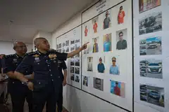 Ketua Pasukan Siasatan Jenayah Pengubahan Wang Haram (Amla) Bukit Aman, Datuk Muhammed Hasbullah Ali (depan) menunjukkan gambar barang dan aset rampasan ketika sidang media di Kuala Lumpur pada 21 April mengenai kejayaan operasi Northern Star untuk menumpaskan skim penipuan Ponzi.