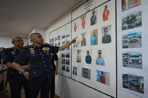 Ketua Pasukan Siasatan Jenayah Pengubahan Wang Haram (Amla) Bukit Aman, Datuk Muhammed Hasbullah Ali (depan) menunjukkan gambar barang dan aset rampasan ketika sidang media di Kuala Lumpur pada 21 April mengenai kejayaan operasi Northern Star untuk menumpaskan skim penipuan Ponzi.