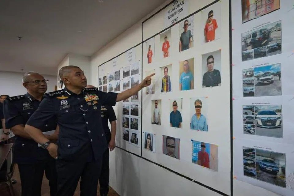 Ketua Pasukan Siasatan Jenayah Pengubahan Wang Haram (Amla) Bukit Aman, Datuk Muhammed Hasbullah Ali (depan) menunjukkan gambar barang dan aset rampasan ketika sidang media di Kuala Lumpur pada 21 April mengenai kejayaan operasi Northern Star untuk menumpaskan skim penipuan Ponzi.