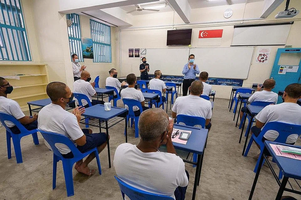 BANGGA DENGAN PENCAPAIAN PELAJAR BANDUAN: Dr Faishal Ibrahim berinteraksi dengan para pelajar Sekolah Penjara yang menerima keputusan peperiksaan GCE Peringkat 'O' mereka. Beliau gembira dengan pencapaian 53 pelajar itu, yang 42 orang daripada mereka lulus sekurang-kurangnya tiga mata pelajaran. - Foto FACEBOOK/PROFESOR MADYA DR MUHAMMAD FAISHAL IBRAHIM