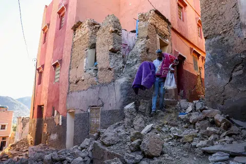 MUSNAH KEDIAMAN: Seorang penduduk Maghribi, Encik Hussein Adnaie, membawa barangan miliknya keluar dari rumah yang rosak susuli bencana gempa bumi di Moulay Brahim, Maghribi.