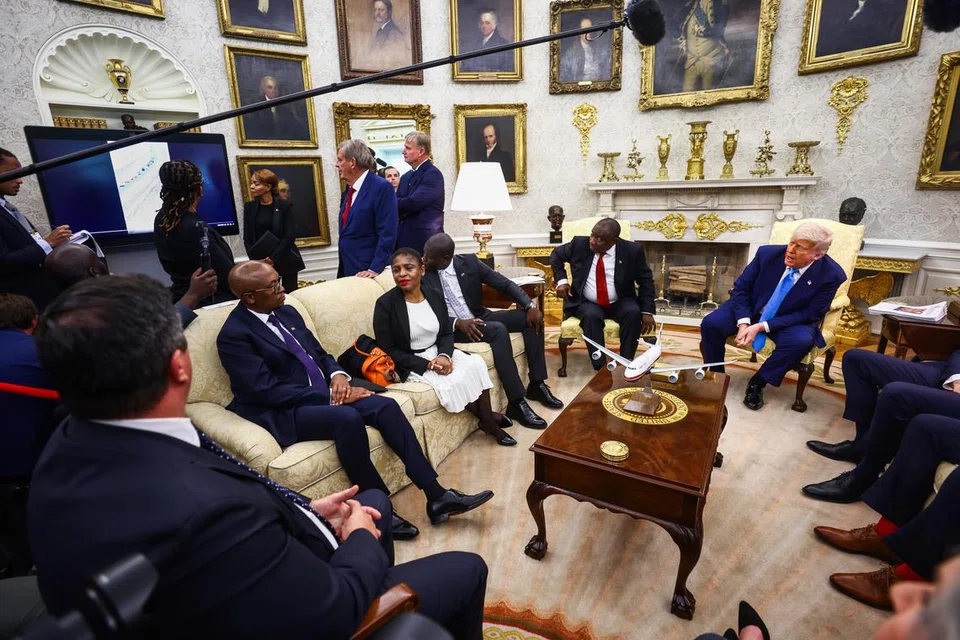 Trump, Pejabat Bundar