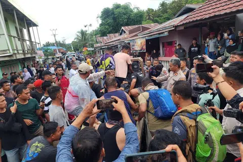 Pasukan penyelamat membawa keluar mangsa lombong runtuh di Kampung Tulabolo, Bone Bolango, Wilayah Gorontalo, Sulawesi pada 10 Julai.