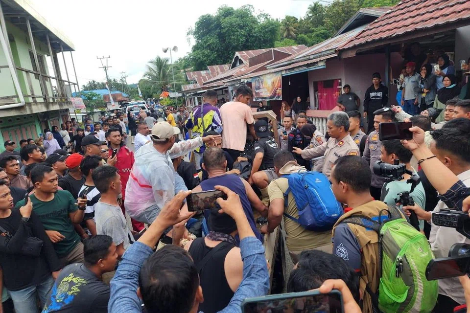Pasukan penyelamat membawa keluar mangsa lombong runtuh di Kampung Tulabolo, Bone Bolango, Wilayah Gorontalo, Sulawesi pada 10 Julai.