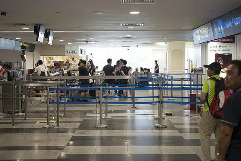 KURANG PELANCONG: Terminal HarbourFront yang selalunya dipenuhi ramai pelancong pada hujung minggu dilihat amat kosong sedang syarikat pengendali feri mendapati jumlah penumpang yang kian berkurangan akibat wabak Covid-19. - Foto BM oleh HARITH MUSTAFFA