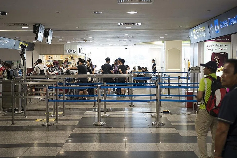 KURANG PELANCONG: Terminal HarbourFront yang selalunya dipenuhi ramai pelancong pada hujung minggu dilihat amat kosong sedang syarikat pengendali feri mendapati jumlah penumpang yang kian berkurangan akibat wabak Covid-19. - Foto BM oleh HARITH MUSTAFFA
