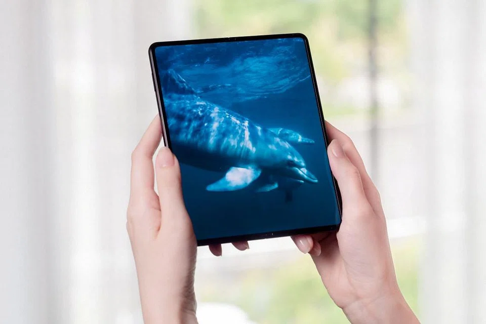 Samsung Galaxy Z Fold3 boleh dibuka seperti tablet. - Foto REUTERS