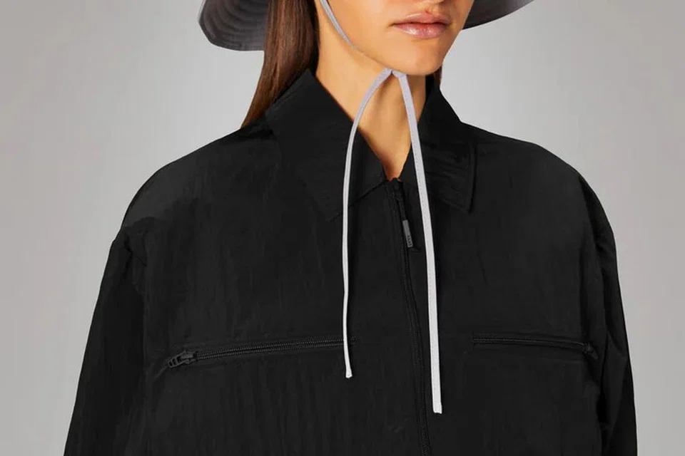 Topi yang mempunyai tepi yang lebih lebar dan selalunya bertali di dagu yang dikenali sebagai ‘Boonie’ daripada Rains ($43) ini direka untuk memberi perlindungan daripada hujan dengan bahan kalis air.