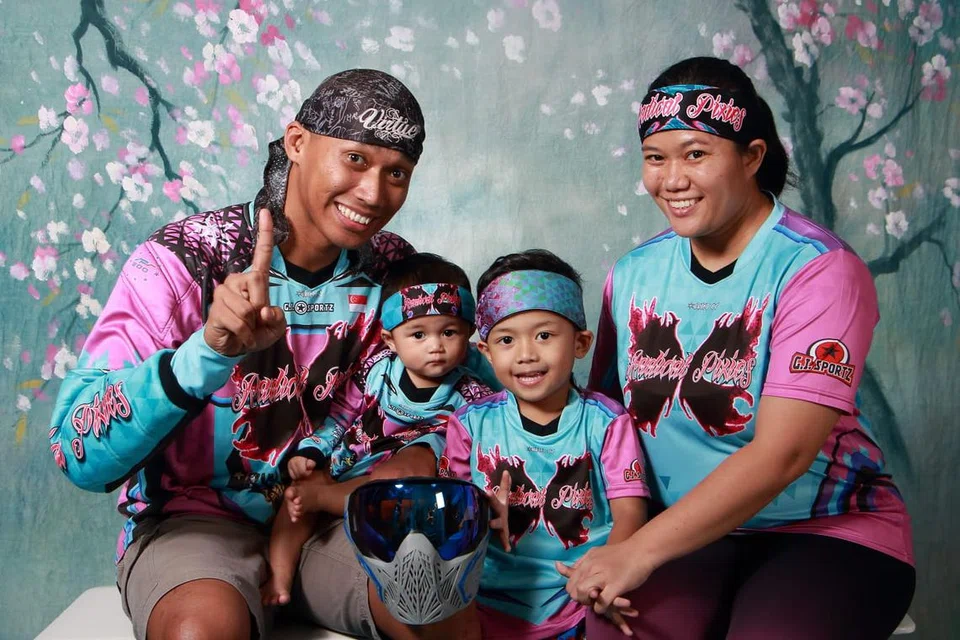 Cik Hafidah Abdul Hamid dan Encik Md Azmi Jumahat dikurniakan dua anak, (dari kanan) Md Adwa Hidayat Md Azmi dan Aura Hadirah Md Azmi.