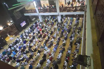 Melakukan amal ibadah seperti membaca Al-Quran, bersedekah dan menunaikan solat sunat sangat digalakkan pada bulan mulia ini, khususnya pada 10 malam terakhir Ramadan.