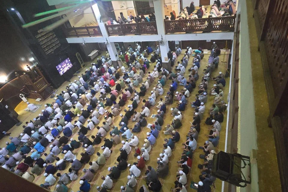 Melakukan amal ibadah seperti membaca Al-Quran, bersedekah dan menunaikan solat sunat sangat digalakkan pada bulan mulia ini, khususnya pada 10 malam terakhir Ramadan.