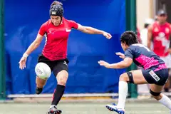 BERJAYA DISERTAI: Pasukan tujuh-sepasuk wanita ragbi Singapura dalam aksi menentang Jepun di Hongkong. Ia juga telah merangkul pingat perak dalam Sukan Asia Tenggara lalu. - Foto TAKUMIIMAGES