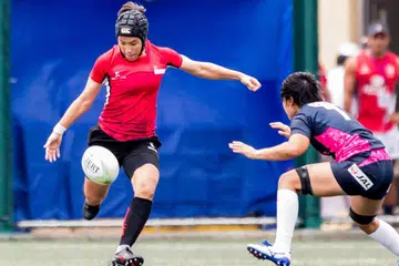 BERJAYA DISERTAI: Pasukan tujuh-sepasuk wanita ragbi Singapura dalam aksi menentang Jepun di Hongkong. Ia juga telah merangkul pingat perak dalam Sukan Asia Tenggara lalu. - Foto TAKUMIIMAGES