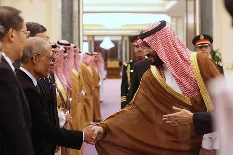 HUBUNGAN DUA HALA: Encik Masagos Zulkifli Masagos Mohamad (dua dari kiri) merupakan sebahagian delegasi Encik Lee Hsien Loong yang telah bertemu dan dijamu oleh Putera Mahkota dan Perdana Menteri Saudi, Putera Mahkota Mohammed Salman Al Saud (kanan), dalam satu lawatan rasmi ke negara Teluk itu.