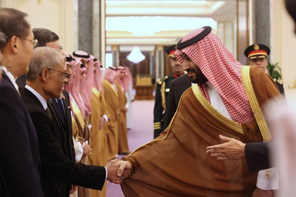HUBUNGAN DUA HALA: Encik Masagos Zulkifli Masagos Mohamad (dua dari kiri) merupakan sebahagian delegasi Encik Lee Hsien Loong yang telah bertemu dan dijamu oleh Putera Mahkota dan Perdana Menteri Saudi, Putera Mahkota Mohammed Salman Al Saud (kanan), dalam satu lawatan rasmi ke negara Teluk itu.