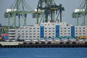 DORMITORI TERAPUNG: Kemudahan penginapan terapung akan dimanfaatkan bagi menempatkan pekerja asing yang sihat sebagai langkah pencegahan terhadap penyebaran Covid-19. Kemudahan itu ditempatkan di pelabuhan terminal Tanjong Pagar di Singapura semalam. - Foto AFP