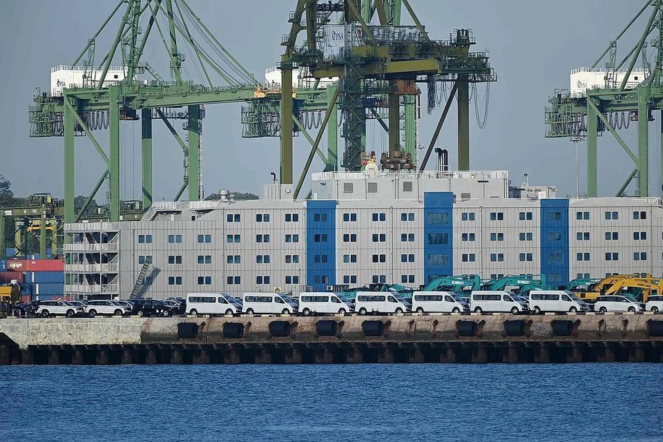 DORMITORI TERAPUNG: Kemudahan penginapan terapung akan dimanfaatkan bagi menempatkan pekerja asing yang sihat sebagai langkah pencegahan terhadap penyebaran Covid-19. Kemudahan itu ditempatkan di pelabuhan terminal Tanjong Pagar di Singapura semalam. - Foto AFP