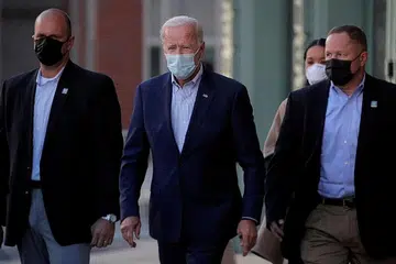 CALON PRESIDEN PARTI DEMOKRATIK: Encik Joe Biden (tengah) dilihat meninggalkan teater The Queen selepas menghadiri satu acara maya di Wilmington, Delaware, Amerika Syarikat, pada 3 Oktober lalu. - Foto REUTERS