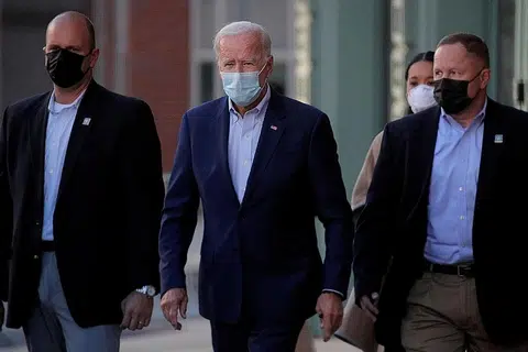CALON PRESIDEN PARTI DEMOKRATIK: Encik Joe Biden (tengah) dilihat meninggalkan teater The Queen selepas menghadiri satu acara maya di Wilmington, Delaware, Amerika Syarikat, pada 3 Oktober lalu. - Foto REUTERS