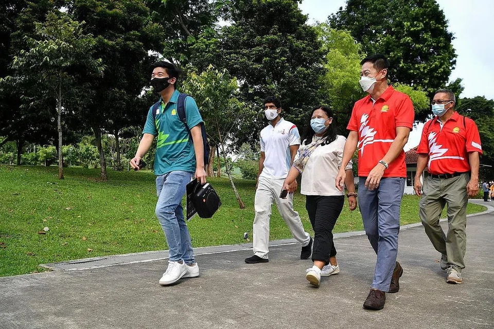  LAWATAN PANDU: (Dari kiri) Sukarelawan Jejak Warisan Sembawang Encik Alwis Lim, menjadi pemandu lawatan bagi anggota Parlimen GRC Sembawang Encik Vikram Nai, Cik Mariam Jaafar dan Dr Lim Wee Kiak serta pengerusi jawatankuasa perunding warga Canberra, Encik Norman Aw di Sembawang Park. - Foto BH oleh CHONG JUN LIANG 