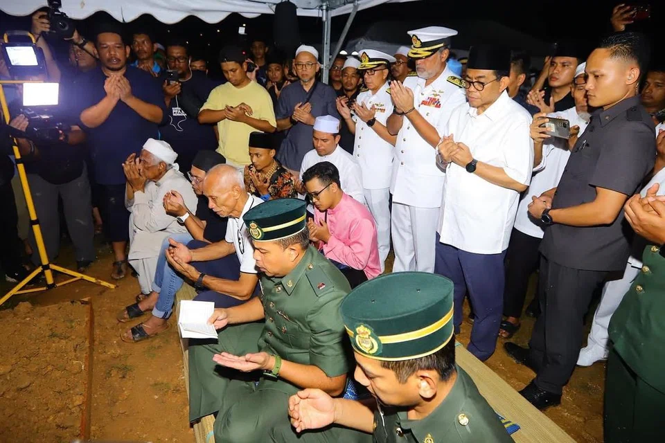 Menteri Pertahanan, Datuk Seri Mohamed Khaled Nordin (dua dari kanan), mengiringi pengebumian Allahyarham Leftenan Komander Wan Rezaudeen Kamal Wan Zainal Abidin, di Tanah Perkuburan Raudhatul Sakinah Kuala Lumpur-Karak, Selangor.