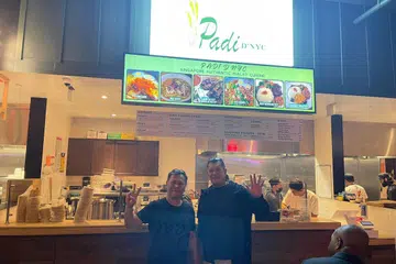 DAPAT SAMBUTAN: Encik Hashim (kiri) bersama salah seorang rakan niaganya, Encik Salman, kini sedang dalam perancangan membuka sebuah lagi cawangan kali ini di Los Angeles.