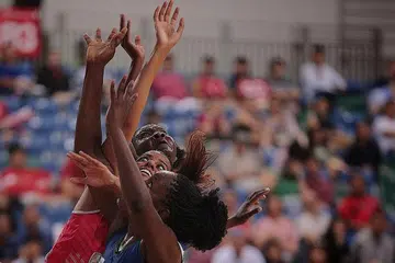 REBUT BOLA: Pemain Singapura Sindhu Nair (tengah) sedang merebut bola dengan pemain Namibia dalam perlawanan pembukaan Piala Negara-Negara M1 di Arena OCBC kelmarin. - Foto BH oleh JASON QUAH