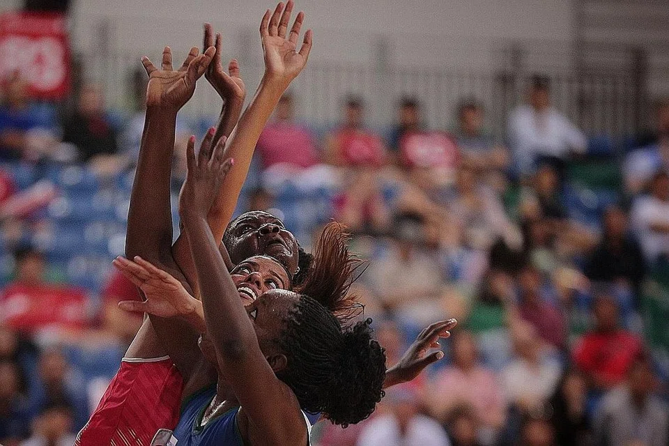 REBUT BOLA: Pemain Singapura Sindhu Nair (tengah) sedang merebut bola dengan pemain Namibia dalam perlawanan pembukaan Piala Negara-Negara M1 di Arena OCBC kelmarin. - Foto BH oleh JASON QUAH