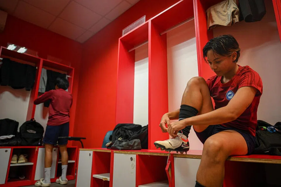 FOKUS: Penyerang Singapura, Farhanah Ruhaizat, bersiap menjalani latihan nasional di Pusat Latihan Geylang pada 6 September.