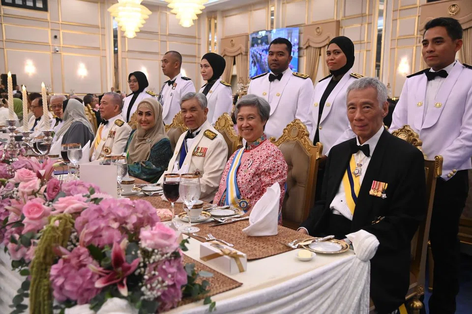 Menteri Kanan, Encik Lee Hsien Loong (kanan), bersama isteri, Cik Ho Ching (dua dari kanan), menghadiri Jamuan Diraja selepas istiadat pertabalan Agong Malaysia pada 20 Julai. Duduk bersama mereka ialah Timbalan Perdana Menteri Malaysia, Datuk Seri Dr Ahmad Zahid Hamidi (tiga dari kanan) dan isteri Datin Seri Hamidah Khamis (empat dari kanan).