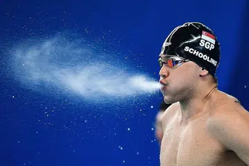 JUARA BANGKIT: Joseph Schooling, juara Olimpik tunggal negara, sekali lagi mengharumkan nama Singapura di arena sukan dunia. Beliau memenangi dua pingat emas dalam acara peribadi dan membantu pasukan renang Team Singapore memenangi dua pingat perak dalam acara berganti-ganti. - Foto AFP