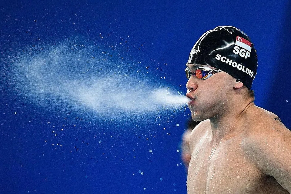 JUARA BANGKIT: Joseph Schooling, juara Olimpik tunggal negara, sekali lagi mengharumkan nama Singapura di arena sukan dunia. Beliau memenangi dua pingat emas dalam acara peribadi dan membantu pasukan renang Team Singapore memenangi dua pingat perak dalam acara berganti-ganti. - Foto AFP