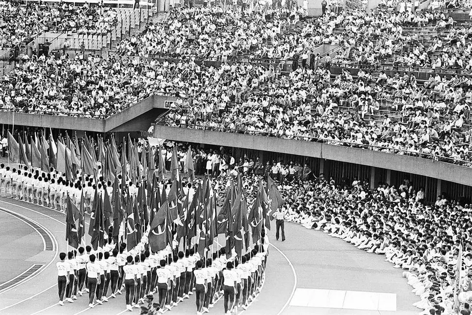 1985: Para peserta berbaris di raptai Hari Kebangsaan di Stadium Negara yang lama. Lebih 30,000 menyaksikan acara itu.