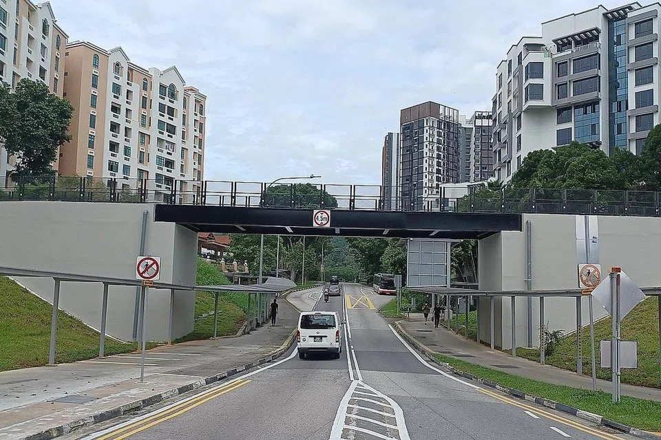 JAMBATAN BARU: Jambatan lama di Hillview Road telah digantikan dengan jambatan baru setinggi 5.7 meter. - Foto LTA