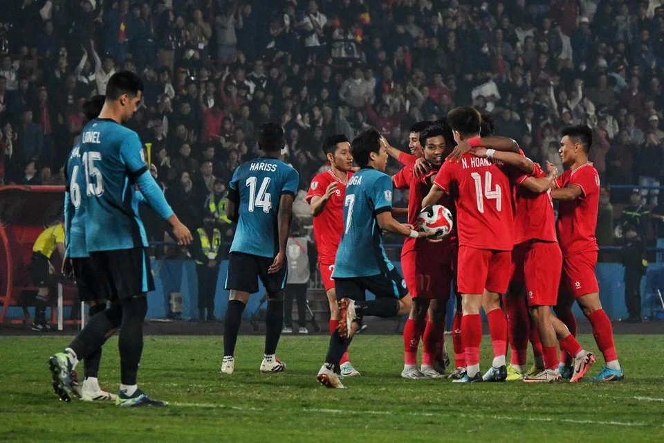 Pasukan Vietnam (berjersi merah) meraikan gol mereka menentang Singapura dalam perlawanan peringkat separuh akhir. Cabaran Vietnam terbukti terlalu besar untuk pasukan Singa, dengan pasukan Singa kalah dalam kededua perlawanan, pertama (2-0) di Stadium Jalan Besar pada 26 Disember dan kedua (3-1) di Stadium Viet Tri di Vietnam. Walaupun pasukan Singa berdepan dengan tugas berat bagi pertemuan kedua di hadapan penyokong fanatik tuan rumah, Singa telah mempamerkan semangat juang tinggi yang dapat dibanggakan. 