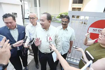 KUMPULAN BERBILANG KAUM: (Dari kanan) Encik Sukumaran Suppiah, Encik Borhan Saini, Encik Rahman Kamin dan Encik Jimmie Wee hadir di Jabatan Pilihan Raya semalam untuk mengambil borang bagi calon Pilihan Raya Presiden. - Foto ZAOBAO