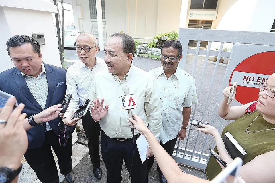 KUMPULAN BERBILANG KAUM: (Dari kanan) Encik Sukumaran Suppiah, Encik Borhan Saini, Encik Rahman Kamin dan Encik Jimmie Wee hadir di Jabatan Pilihan Raya semalam untuk mengambil borang bagi calon Pilihan Raya Presiden. - Foto ZAOBAO