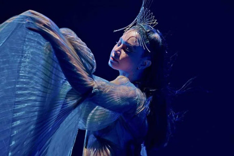 Kehidupan sebagai anak seni juga penuh pasang surutnya walaupun sentiasa kelihatan tersenyum sepanjang menghiburkan, sebagaimana yang diharungi Datuk Seri Rossa.