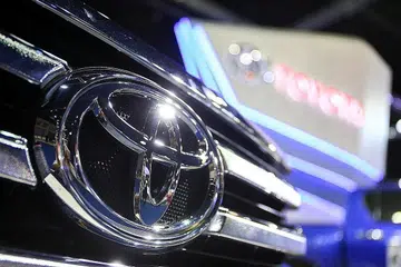 KURANGKAN PELEPASAN KARBON: Toyota merancang untuk mengeluarkan pelbagai jenis EV hibrid dalam perancangannya dalam tempoh empat tahun akan datang. - Foto REUTERS