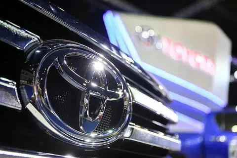 KURANGKAN PELEPASAN KARBON: Toyota merancang untuk mengeluarkan pelbagai jenis EV hibrid dalam perancangannya dalam tempoh empat tahun akan datang. - Foto REUTERS