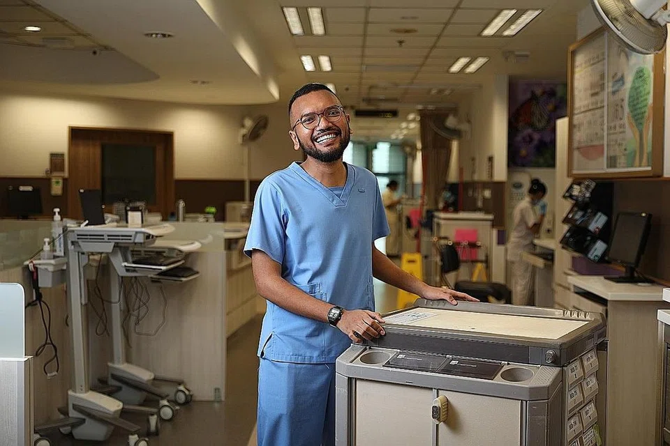 TERUSKAN MINAT: Encik Abu Jihad sanggup meluangkan beberapa minggu menabur bakti di luar negara termasuk membalut luka di Kutupalang, Bangladesh ini berbekalkan kepakarannya selaku Jururawat Staf Kanan di Hospital Tan Tock Seng (gambar atas). - Foto BH oleh ONG WEE JIN dan ihsan MUHAMMAD ABU JIHAD
